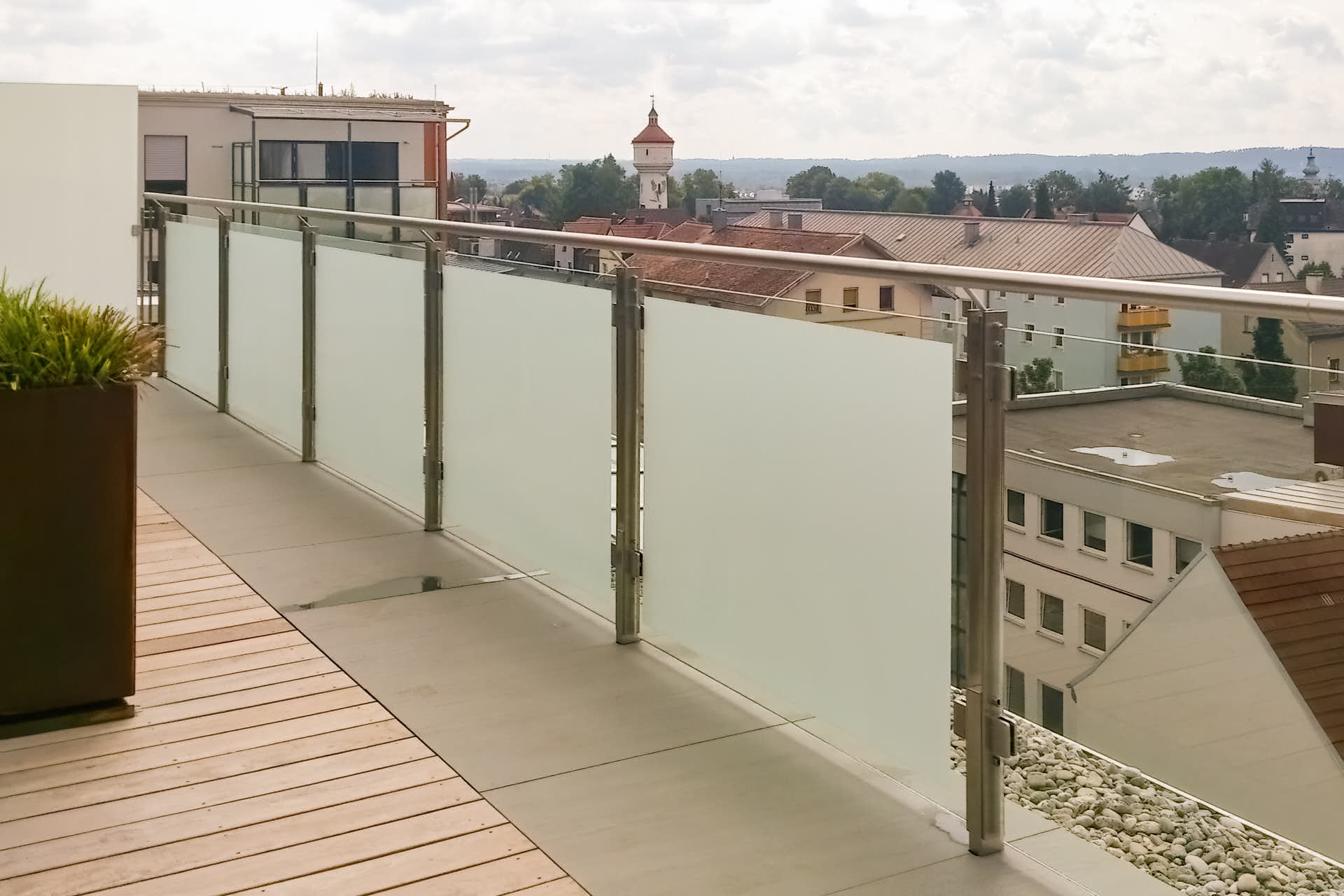 Modernes Glasgeländer aus mattem Glas und Edelstahl, Balkonverglasung