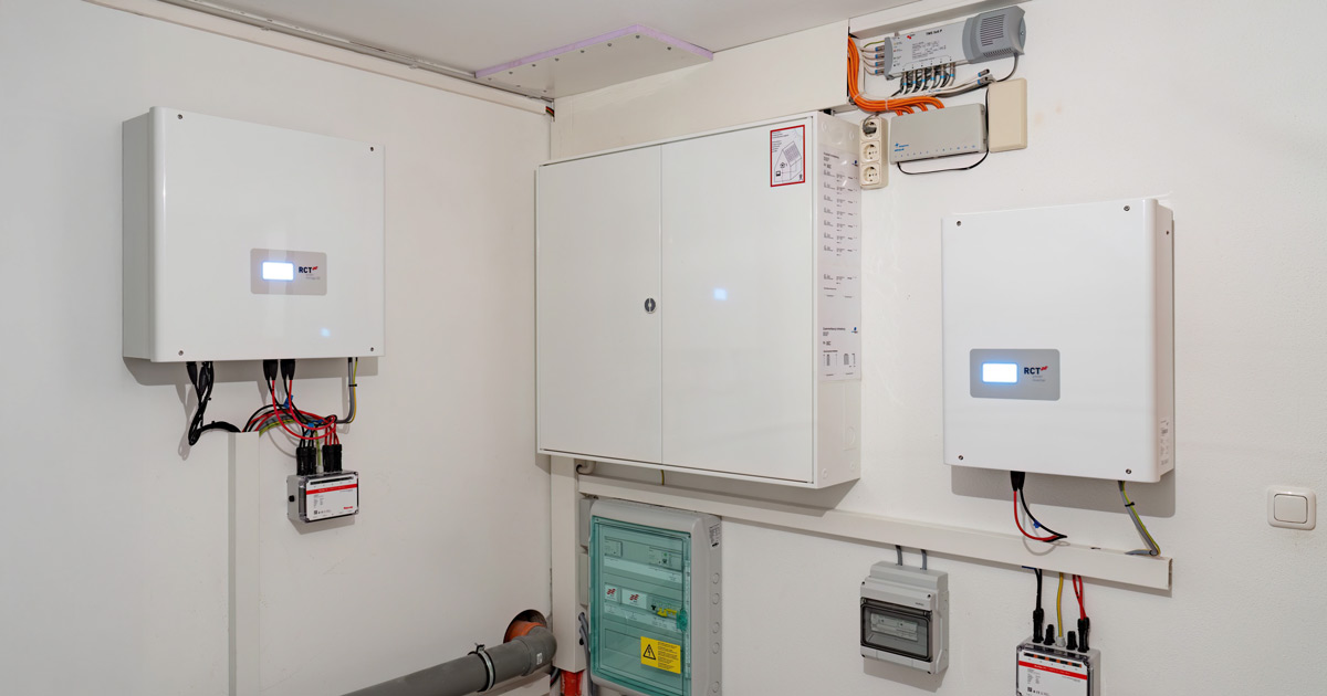 Komponenten einer Photovoltaikanlage im Keller, darunter Wechselrichter, Stromzähler und Schaltschränke für effiziente Energ…