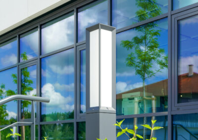 Moderne Pfosten-Riegel-Fassade aus Aluminiumfenstern in anthrazit pulverbeschichtet mit Außenleuchte.