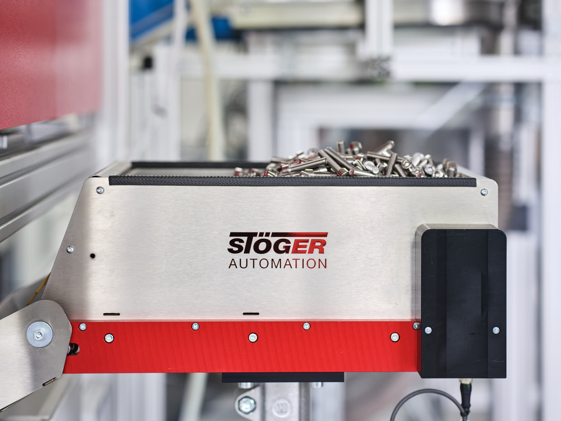 Oberhauser Bau-Systeme GmbH Fertigungsanlage Schraubenzuführung Automatisches Schraubenzuführsystem von STÖGER AUTOMATION in einer Oberhauser Bau Systeme Fertigungsanlage, gefüllt mit Verb…