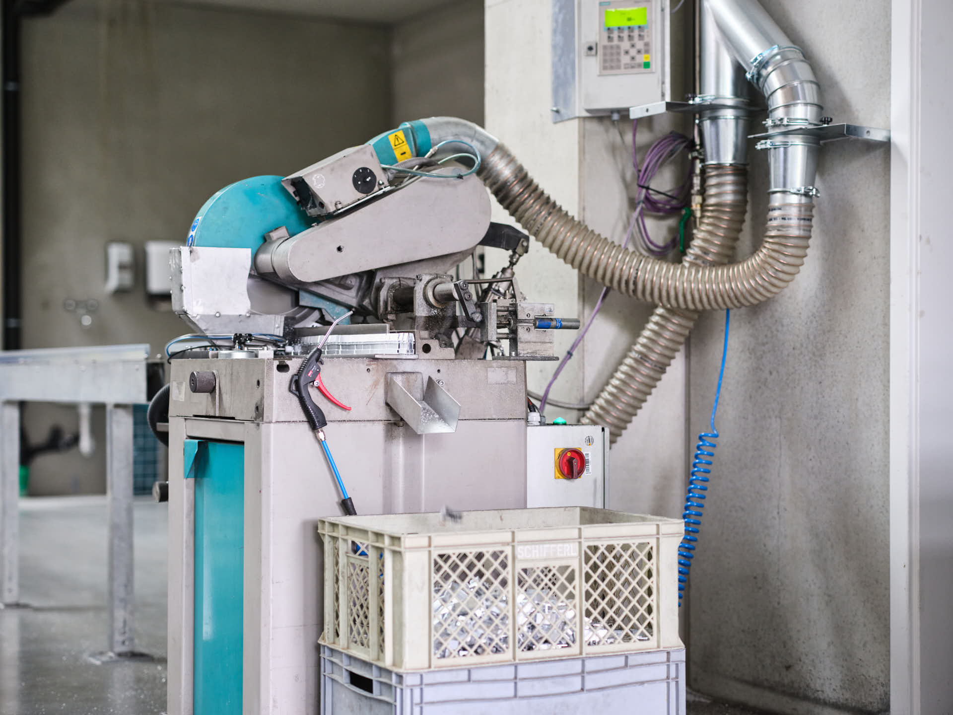 Oberhauser Bau-Systeme GmbH Fertigungsanlage Stückzahl Metalltrennsäge in einer Produktionshalle von Oberhauser Bau Systeme für effiziente Fertigung von Bauteilen.