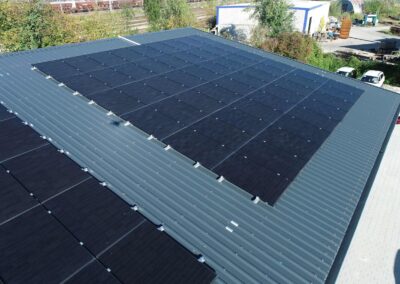 Gewerbehalle mit installierten Photovoltaikmodulen: Carport, Autohaus in Mühldorf.