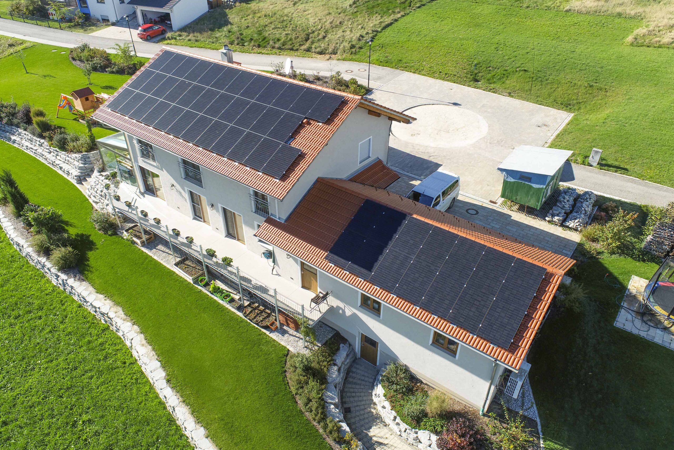 Einfamilienhaus mit umfassender Photovoltaik-Dachanlage für nachhaltige Energieerzeugung.