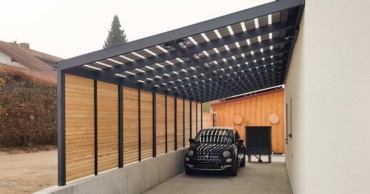 PV Sonderlösungen, PV-Carport mit integrierten Solarmodulen und Holzverkleidung, schützt PKW, realisiert von Oberhauser Bau Systeme