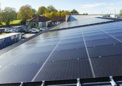Photovoltaikanlage auf Trapezblechdach einer Gewerbehalle.