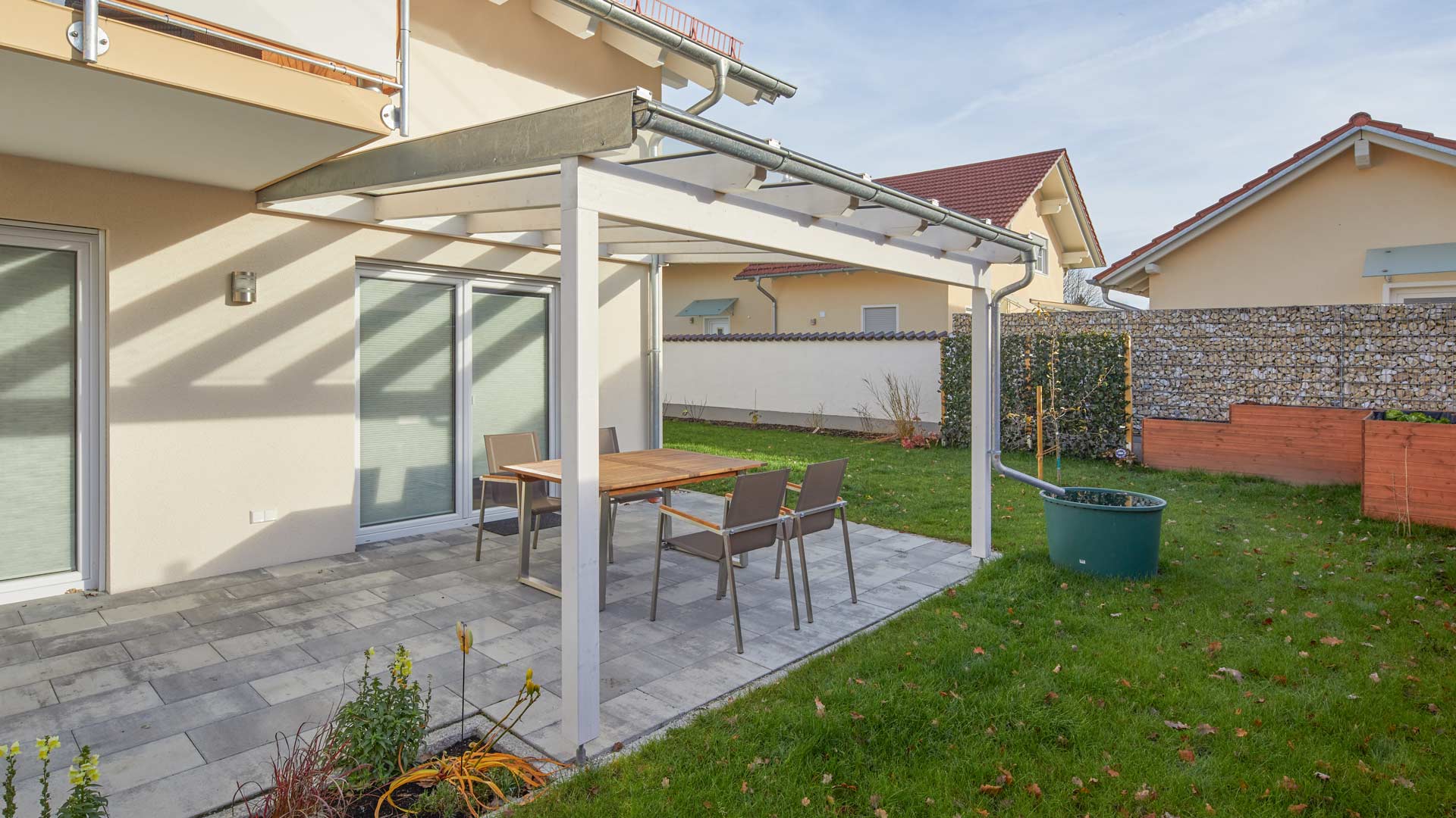 Holz Terrassenüberdachung weiss gestrichen mit Galsdach.