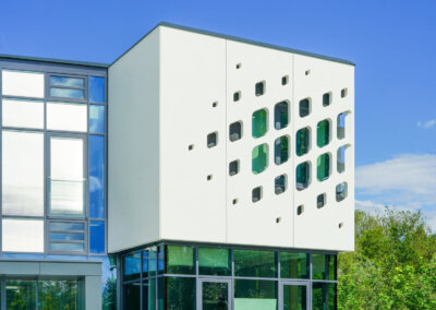 Hochwertige Bürofassade der Stangl AG in Waldkraiburg.