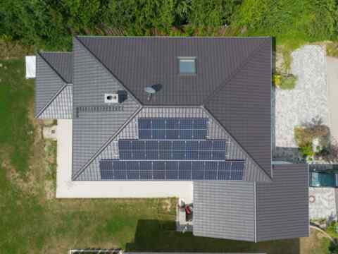 Erleben Sie die Sonne, das Licht und die Freiheit mit einer eigenen Photovoltaikanlage. Wohlfühlen in Ihrem nachhaltigen Zuhause.