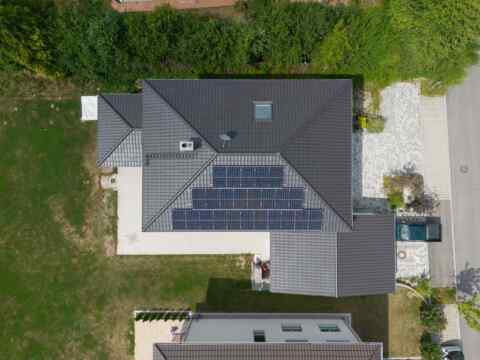 Eine PV Aufdachanlage versorgt ihr Haus mit sauberer Energie füllt. Freiheit und Wohlfühlen dank nachhaltiger Energiegewinnung.