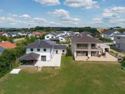 Erleben Sie die Sonne und das Licht in Ihrem neuen Zuhause. Freiheit und Wohlfühlen inmitten einer modernen, energieeffizienten Siedlung.
