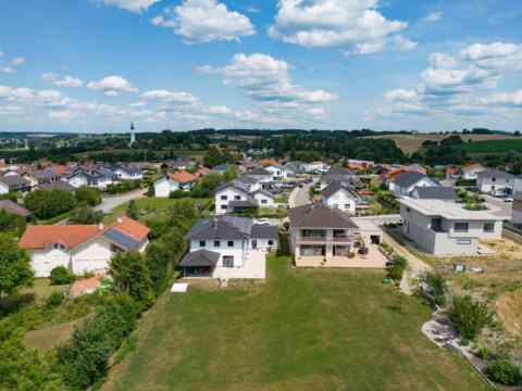 Erleben Sie die Sonne und das Licht in Ihrem neuen Zuhause. Freiheit und Wohlfühlen inmitten einer idyllischen Siedlung.