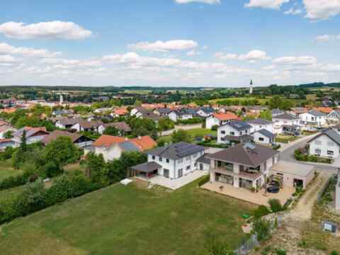 Erleben Sie die Sonne und das Licht in Ihrem neuen Zuhause. Freiheit und Wohlfühlen inmitten einer grünen, modernen Siedlung.