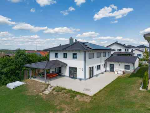 Erleben Sie die Freiheit und das Licht der Sonne in Ihrem neuen Zuhause. Wohlfühlen im eigenen Garten unter dem strahlenden Sonnenschein.