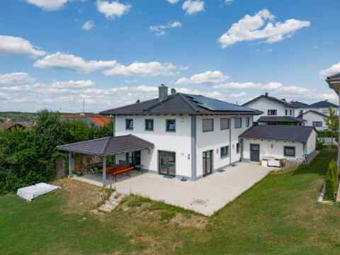 Erleben Sie die Freiheit im eigenen Zuhause, umgeben von Sonne und Licht. Wohlfühlen in Ihrem neuen Traumhaus.
