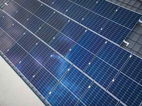 Erleben Sie die Kraft der Sonne mit einer Photovoltaikanlage auf Ihrem Dach. Genießen Sie die Freiheit sauberer Energie und wohlfühlen Sie…