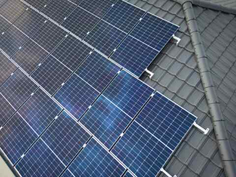 Erleben Sie die Kraft der Sonne: Licht, Freiheit und Wohlfühlen mit einer umweltfreundlichen Photovoltaik-Anlage auf Ihrem Dach.