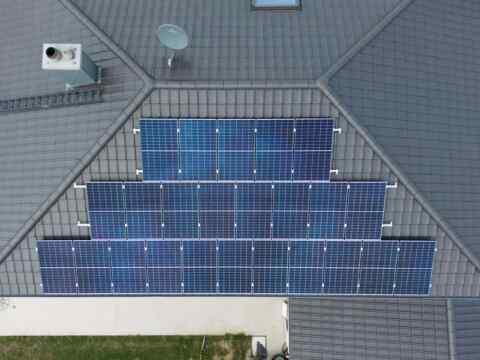 Erleben Sie die Kraft der Sonne: Licht, Freiheit und Wohlfühlen mit einer modernen Photovoltaikanlage auf Ihrem Dach.