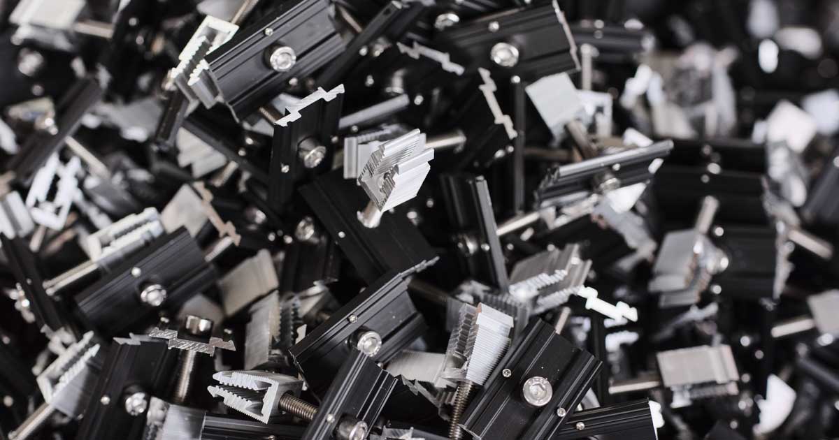 PV-Montagesystem-Mittelklemmen-Alu-schwarz-eloxiert Mittelklemmen für PV-Module, Produktion, Serienfertigung