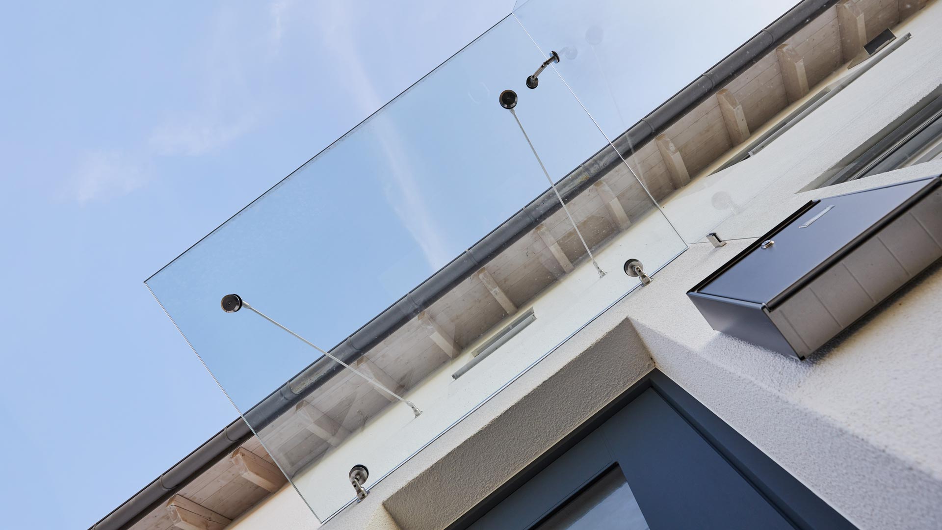 abgehaengtes-glas-vordach-mit-seitenwand Abgehängtes Glasvordach mit Seitenelement