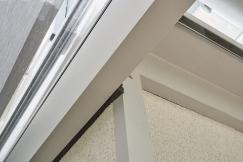 Detailansicht der Aluminiumprofile einer Wintergarten-Terrassenüberdachung mit Verglasung und Anschluss in Zorneding.