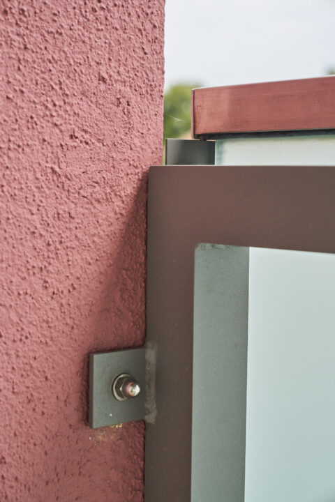 Nahaufnahme eines pulverbeschichteten Aluminiumprofils RAL 9007 für Balkongeländer oder Kaltwintergarten.