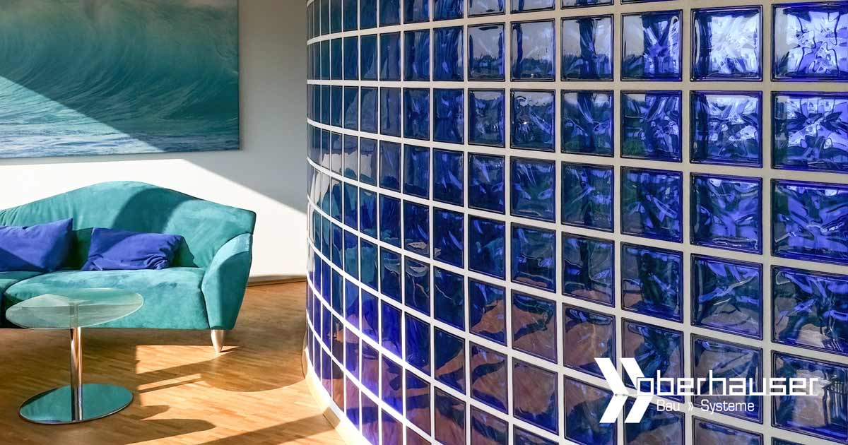 Königsblaue Glasbausteine in runder Wand für Anwendung in Architektur