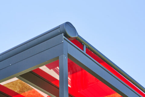 Detailaufnahme einer modernen Terrassenüberdachung aus Aluminium in Anthrazit mit Aufdachmarkise von Weinor