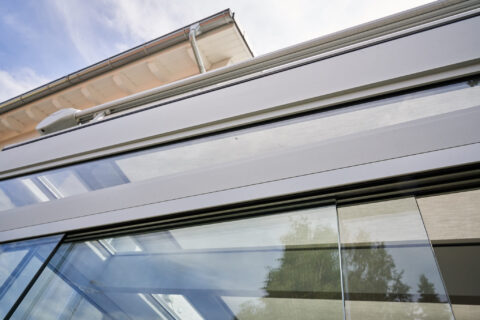 Weinor WGM Top OptiStretch Aufdachmarkise montiert auf einem Wintergarten, bietet effektiven Sonnenschutz und Schatten.