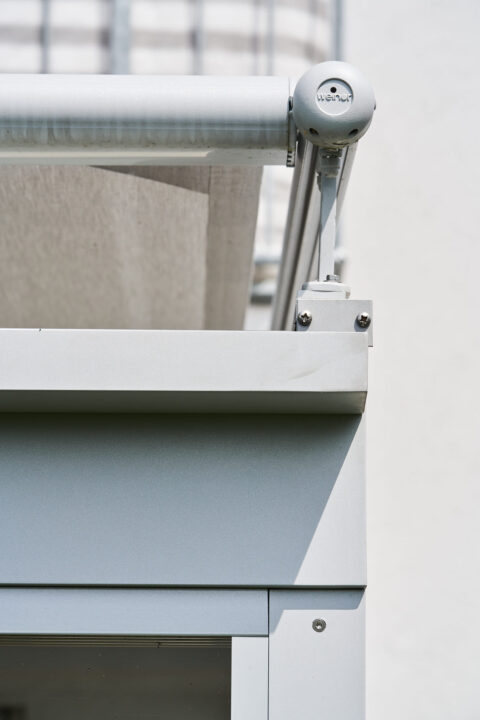 Detailansicht Ausfallprofil Markise pulverbeschichtet RAL 9006 an Terrassenüberdachung, "weinor"-System.