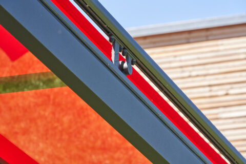 Detailansicht des äußeren Sparrens einer Terrassenüberdachung aus Aluminium