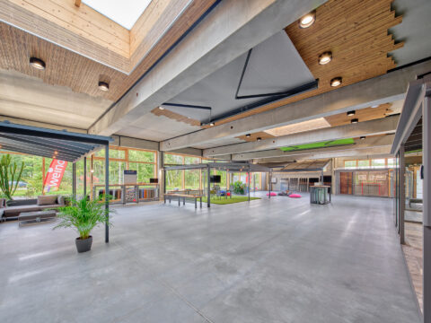 Geräumiger Showroom von Oberhauser Bau Systeme GmbH mit modernen Wintergärten, Terrassenüberdachungen und Sonnenschutzlösung…