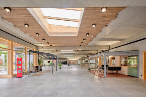 Übersicht der Ausstellung von Wintergärten und Terrassenüberdachungen bei Oberhauser Bau Systeme GmbH mit modernen Holz- und…