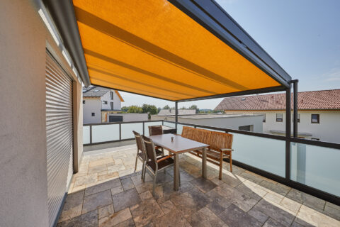 Moderner Balkon mit Aluminiumüberdachung und Unterdachmarkise.