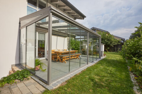 Terrassenüberdachung mit Glasschiebeelementen am Einfamilienhaus, als Kaltwintergarten nutzbar, Baukastensystem in Kolbermoor