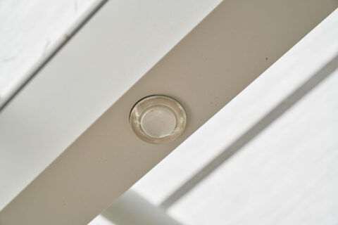 Detailaufnahme einer integrierten LED-Beleuchtung in einem Sparren einer modernen Terrassenüberdachung, sorgt für stimmungsv…