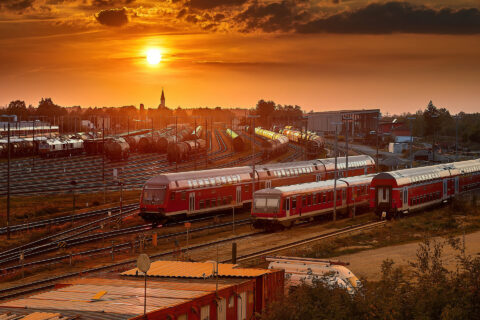 Panoramablick auf den Bahnhof Mühldorf am Inn bei Sonnenuntergang