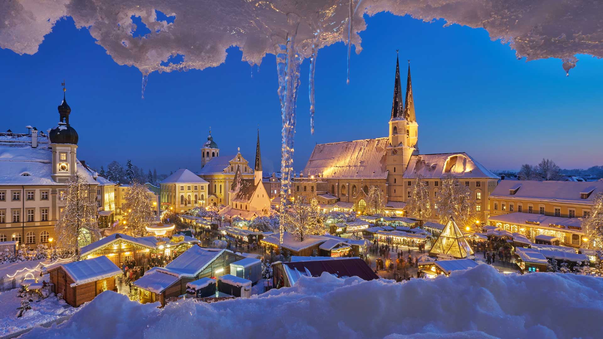 Christkindlmarkt Altötting mit Glas-Pyramide Christkindlmarkt Altötting mit Glas-Pyramide