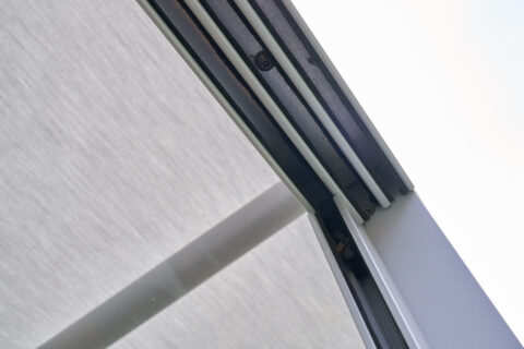 Detailaufnahme einer robusten Aluminium-Deckenschiene für eine Schiebeanlage, ideal für Terrassendächer und Wintergärten.