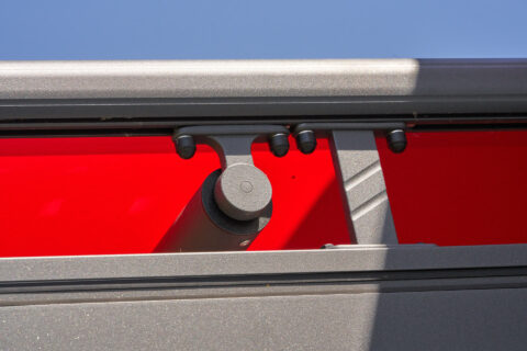 Detailansicht eines Weinor Distanzrohrs zur Montage einer Aufdachmarkise an einer Aluminium-Terrassenüberdachung in Landshut.