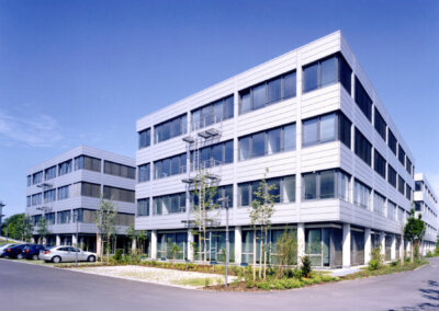 Modernes Bürogebäude in Dornach bei München mit Aluminium Pfosten-Riegel-Fassade, Eingangsanlage, Fenstern und Türen