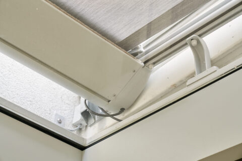 Detailansicht des fachgerechten Elektroanschlusses einer Aufdachmarkise an einem Wintergarten in Zorneding, zeigt Kabel und…