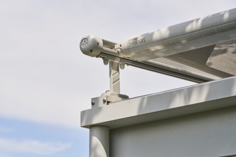 Nahaufnahme des weinor Beschattungssystems für Wintergärten, zeigt die Entwässerungsrinne und die stabile Halterung.