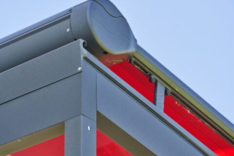 Detaillansicht Firstanschlussblech einer modernen Terrassenüberdachung aus Anthrazit-Aluminium, mit Aufdachmarkise