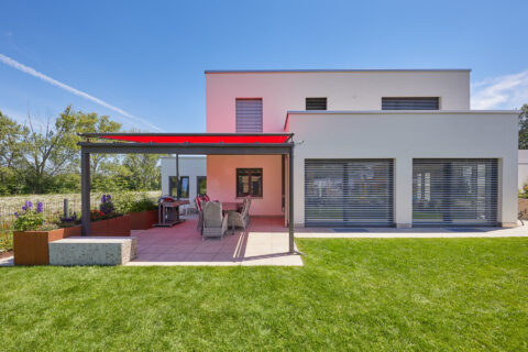 Frontansicht einer modernen offenen Terrassenüberdachung aus pulverbeschichtetem Aluminium mit Pfettenüberstand