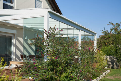 Geschlossene Terrassenüberdachung aus pulverbeschichtetem Aluminium als Kaltwintergarten an einem Einfamilienhaus in Oberpfr…