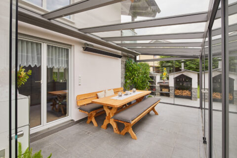 Moderne Glasterrasse geschützt vor Witterung rund ums Jahr, von Frühjahr bis Winter.