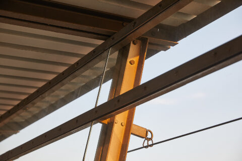 Robuste Glaselemente und Metallkonstruktion am Bahnhof Mühldorf am Inn. Glasbau von Oberhauser Bau Systeme.