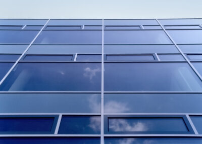 Glasfassade mit Fensterelementen im Bürobau