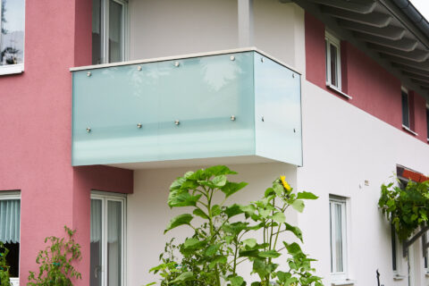 Individuelle Balkonverglasung mit mattiertem Glas an modernem Wohnhaus in Kolbermoor.