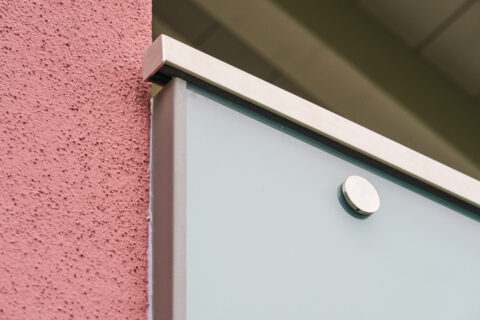 Moderne Glasfassade mit metallischem Profil und einer individuellen Glaslösung